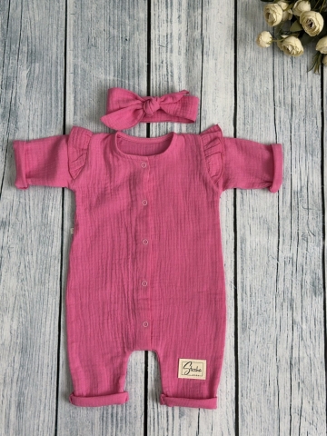 Купить оптом 336-Ф. Комбинезон с повязкой для девочки из муслина, хлопок 100%, размеры 56,62,68, фуксия в Костроме