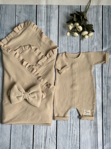 Купить оптом 335-К. Комплект из детского комбинезона,  р 56 и конверта муслин, хлопок 100% 90/90 см, кофейный в Костроме