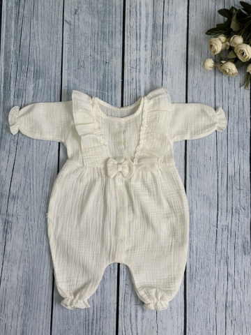 Купить оптом 337-МО. Комбинезон с бантом для девочки из муслина, хлопок 100%, размеры 56,62,68, молочный в Костроме