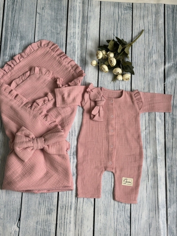 Купить оптом 335-П. Комплект из детского комбинезона, р 56 и конверта муслин, хлопок 100% 90/90 см, пудра в Костроме