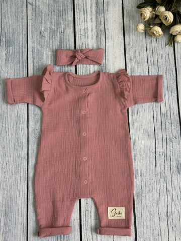 Купить оптом 336-П. Комбинезон с повязкой для девочки из муслина, хлопок 100%, размеры 56,62,68, пудра в Костроме